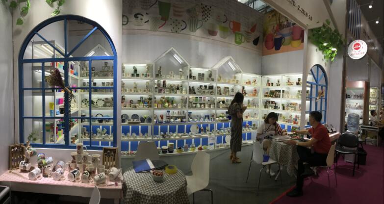 Round handle color glaze coffee mug set gold decal mug